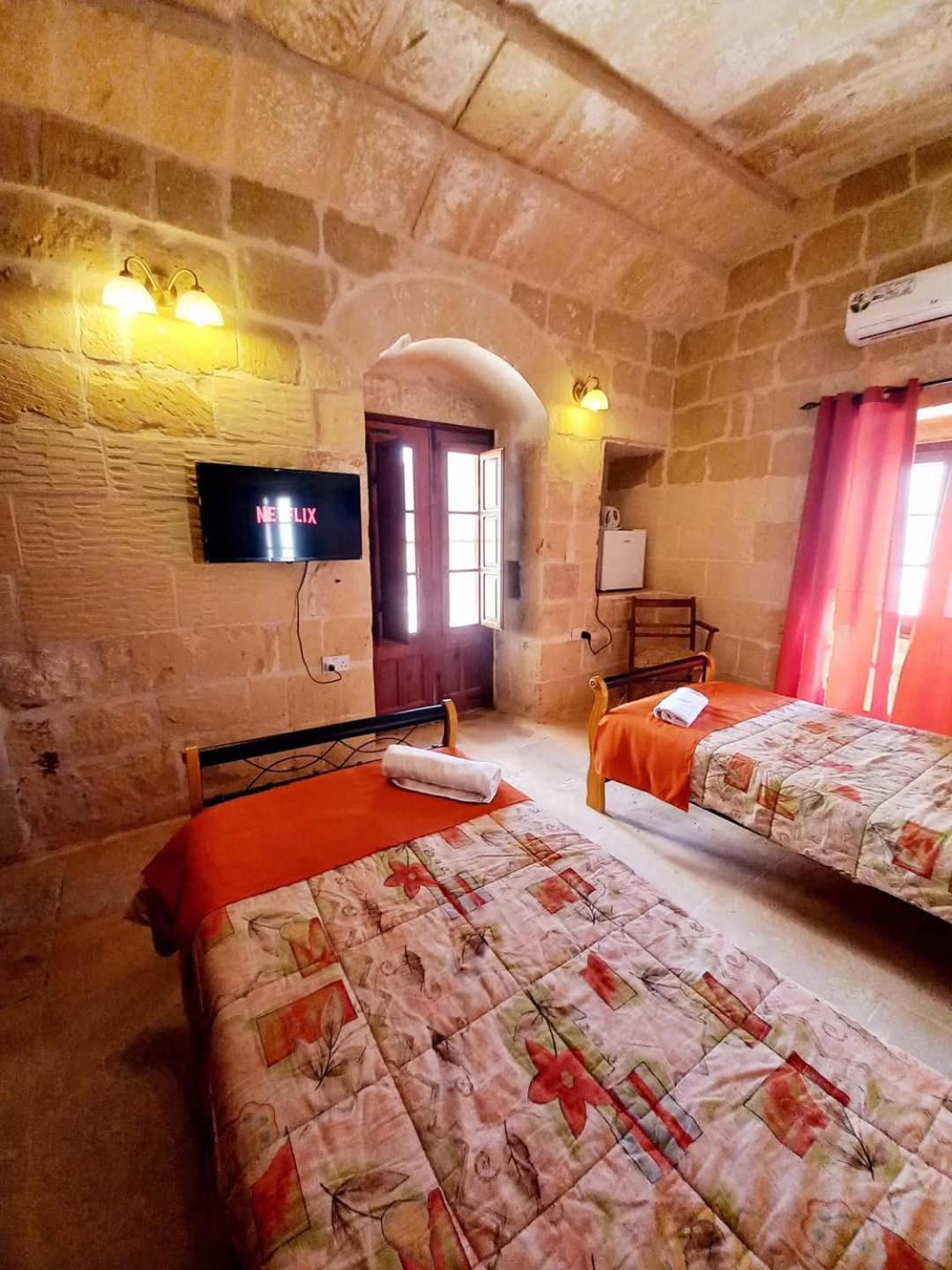 Ta Majsi Farmhouse With Indoor Heated Pool San Lawrenz Exterior foto